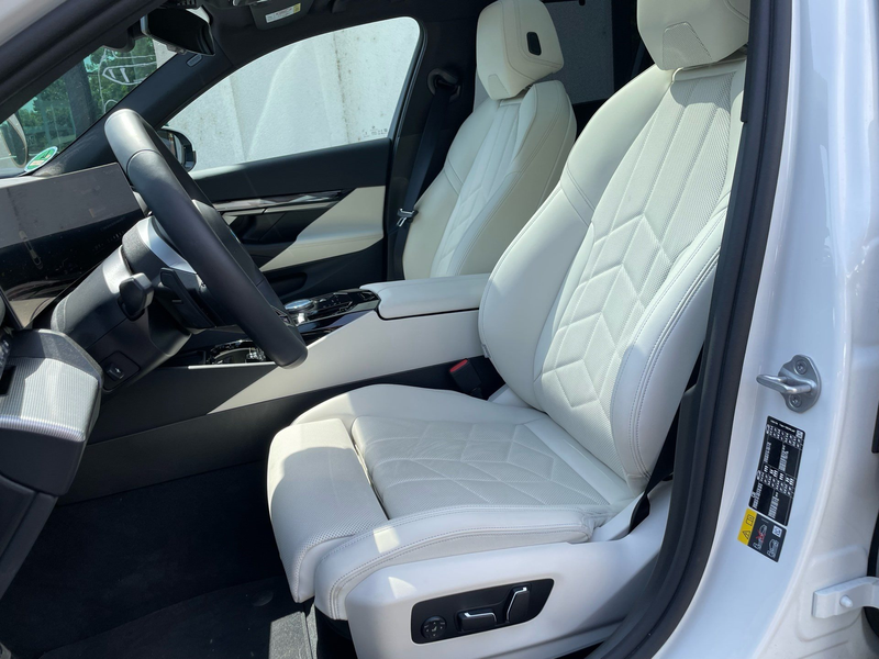BMW 550 e xDrive M Sport || AHK Pano B&W — photo 4