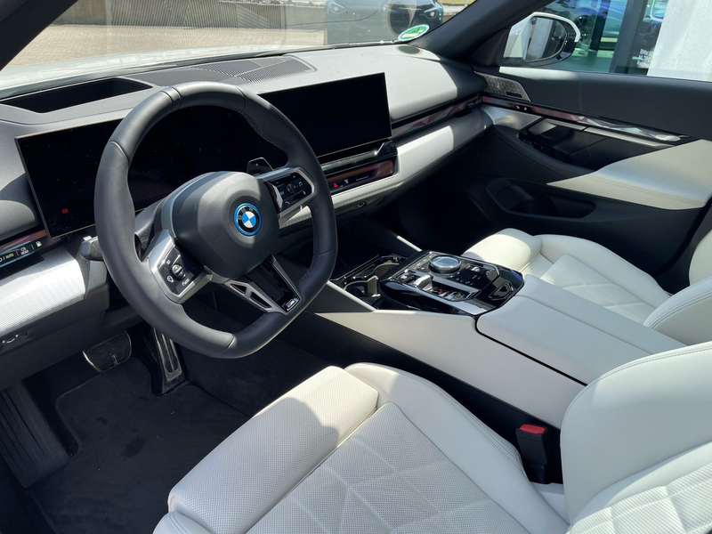 BMW 550 e xDrive M Sport || AHK Pano B&W — photo 14