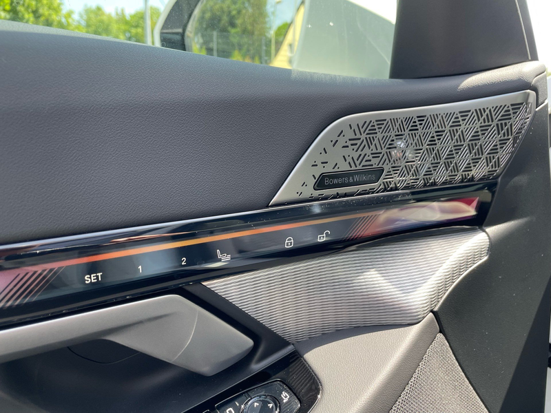 BMW 550 e xDrive M Sport || AHK Pano B&W — photo 5