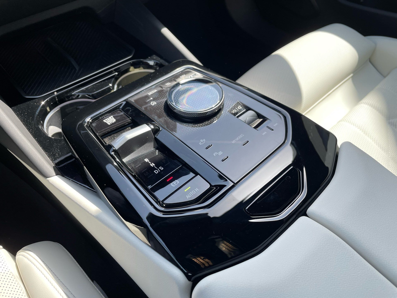 BMW 550 e xDrive M Sport || AHK Pano B&W — photo 8