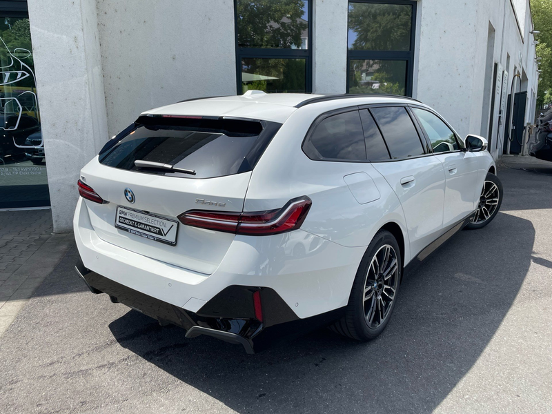BMW 550 e xDrive M Sport || AHK Pano B&W — photo 2