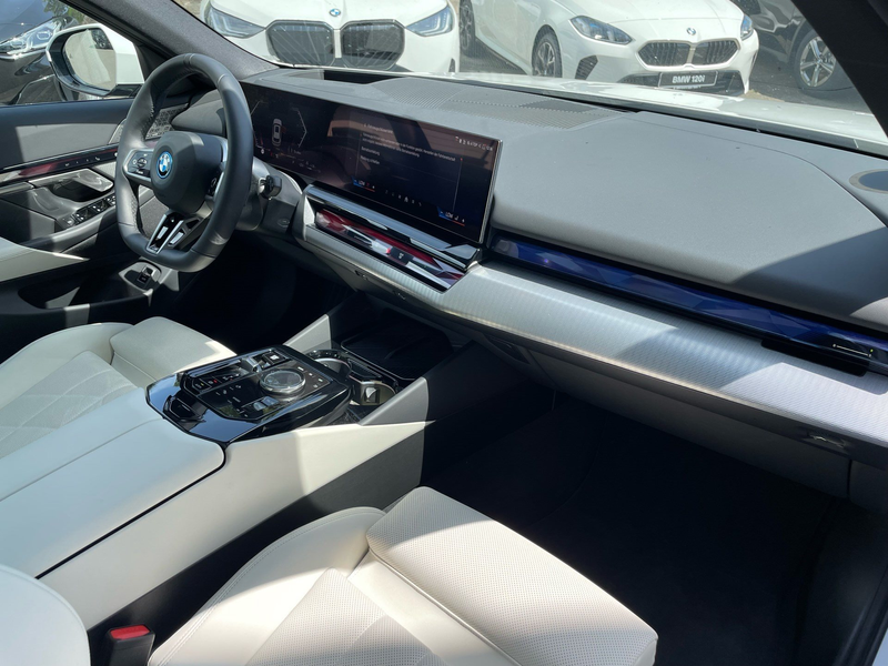 BMW 550 e xDrive M Sport || AHK Pano B&W — photo 3