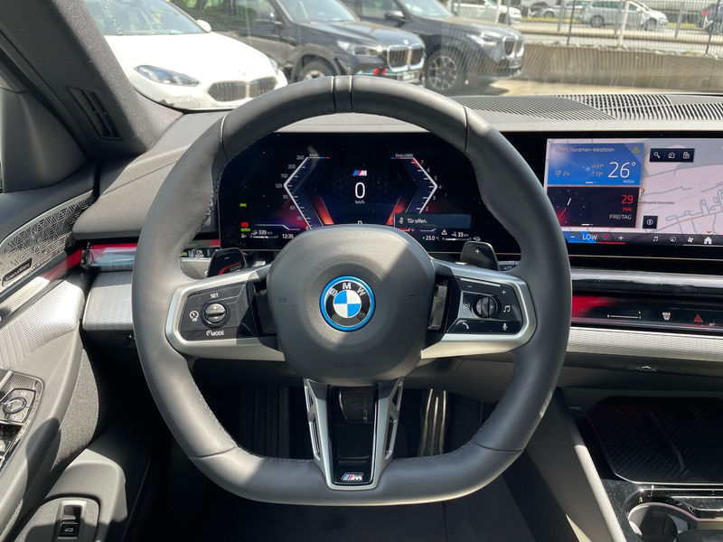 BMW 550 e xDrive M Sport || AHK Pano B&W — photo 15