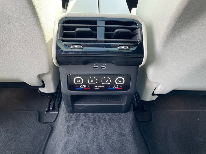 BMW 550 e xDrive M Sport || AHK Pano B&W — photo 7