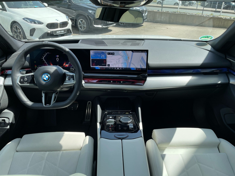 BMW 550 e xDrive M Sport || AHK Pano B&W — photo 10