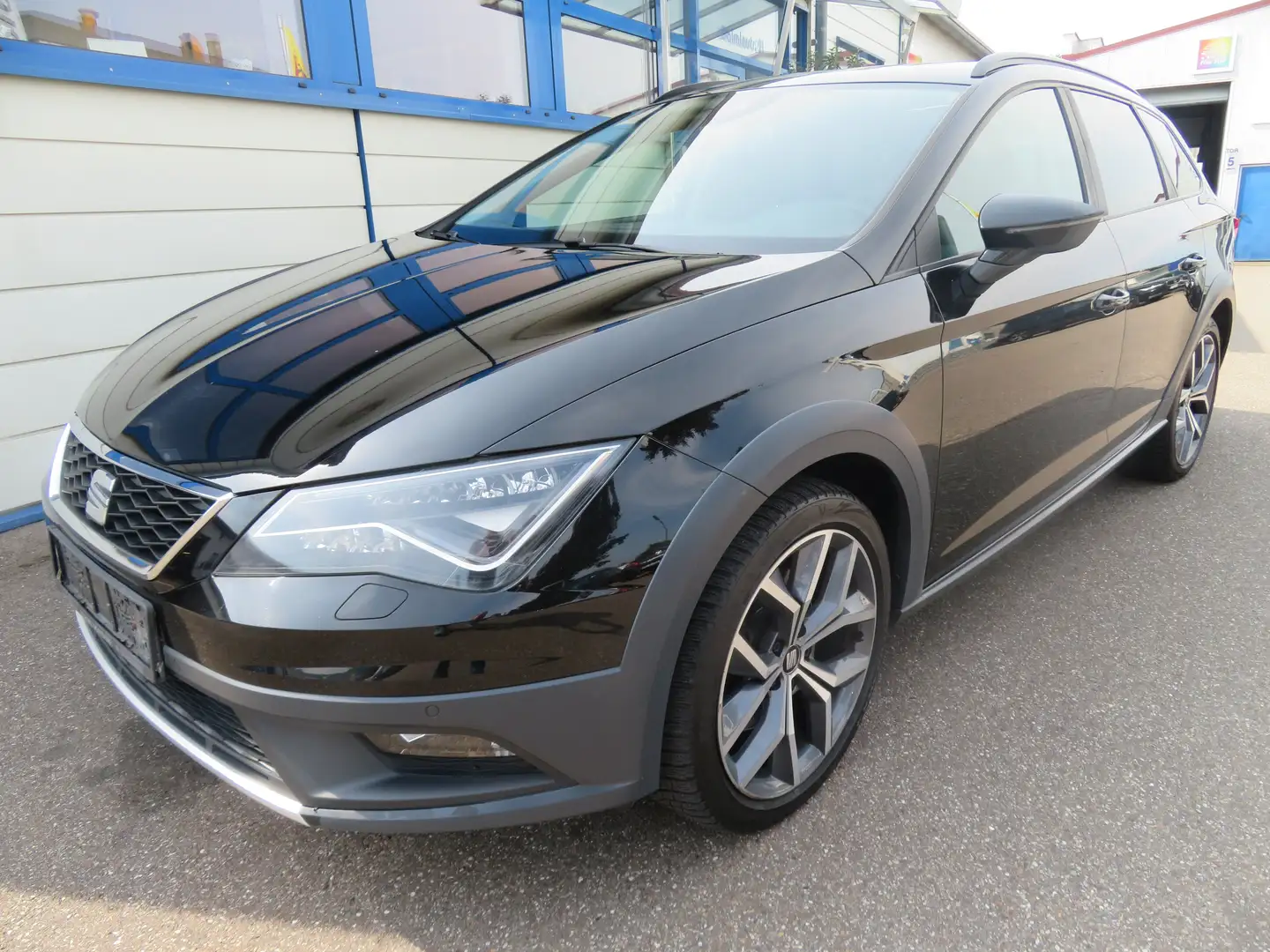 SEAT Leon Leon ST 2.0 TDI X-Perience Schwarz - 1