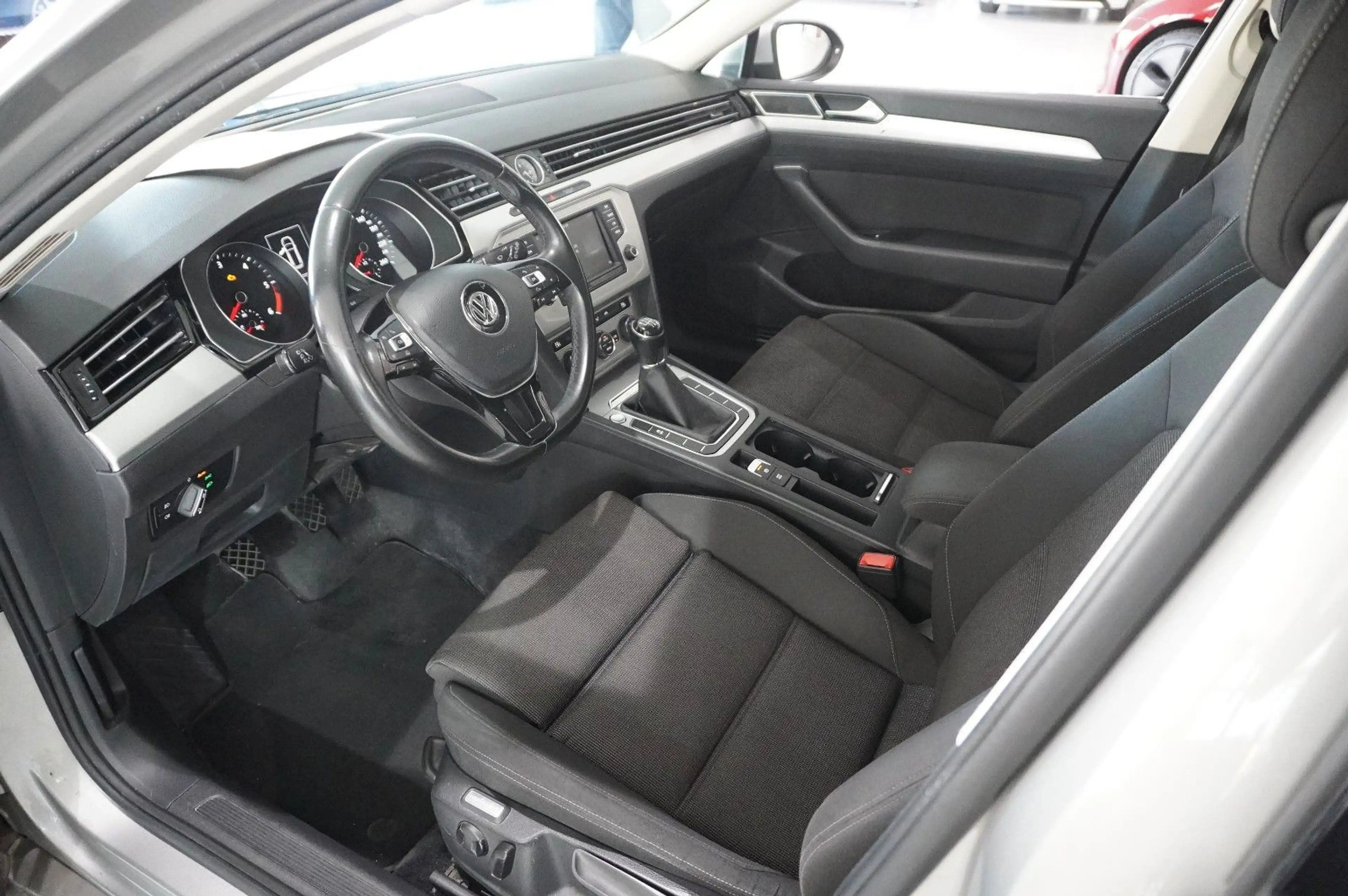 Volkswagen Passat Variant Passat VARI. 1.6D COMFORTLINE NACI/LED/SPORT/PDC — photo 13