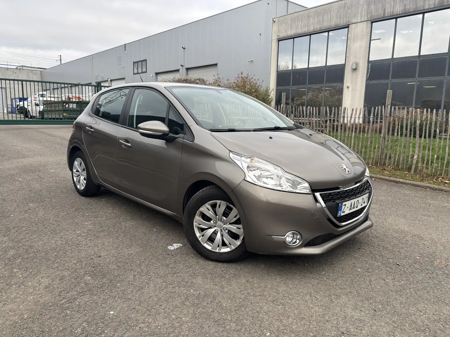 Peugeot 208 1.2i Allure Automatique Beige - 2