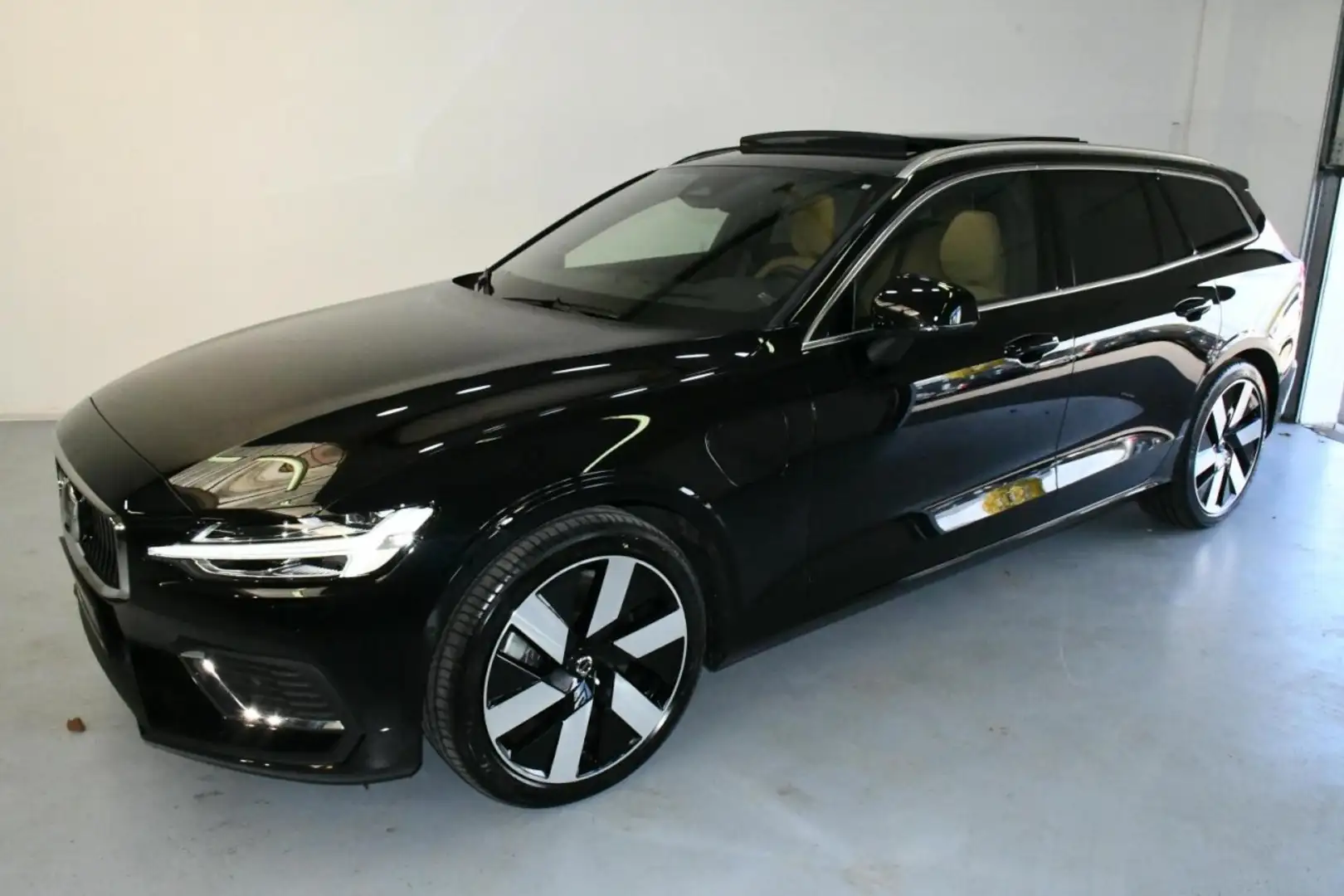 Volvo V60 T6 AWD Ultra Bright VOLL*360*B&W*PAN*HuD*AHK Noir - 2