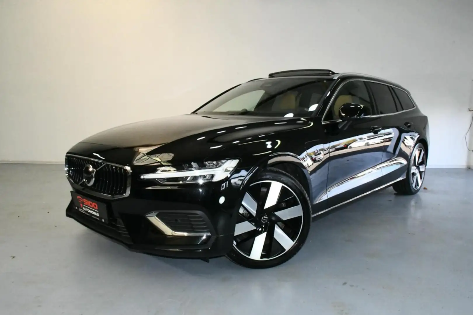 Volvo V60 T6 AWD Ultra Bright 360*B&W*PAN*MASS*HuD*AHK Schwarz - 1