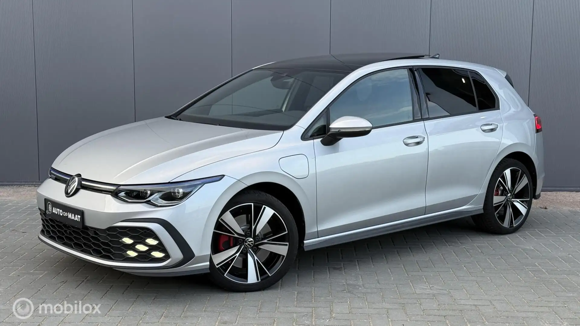 Volkswagen Golf GTE 1.4 eHybrid PANO ACC CAM Grijs - 2
