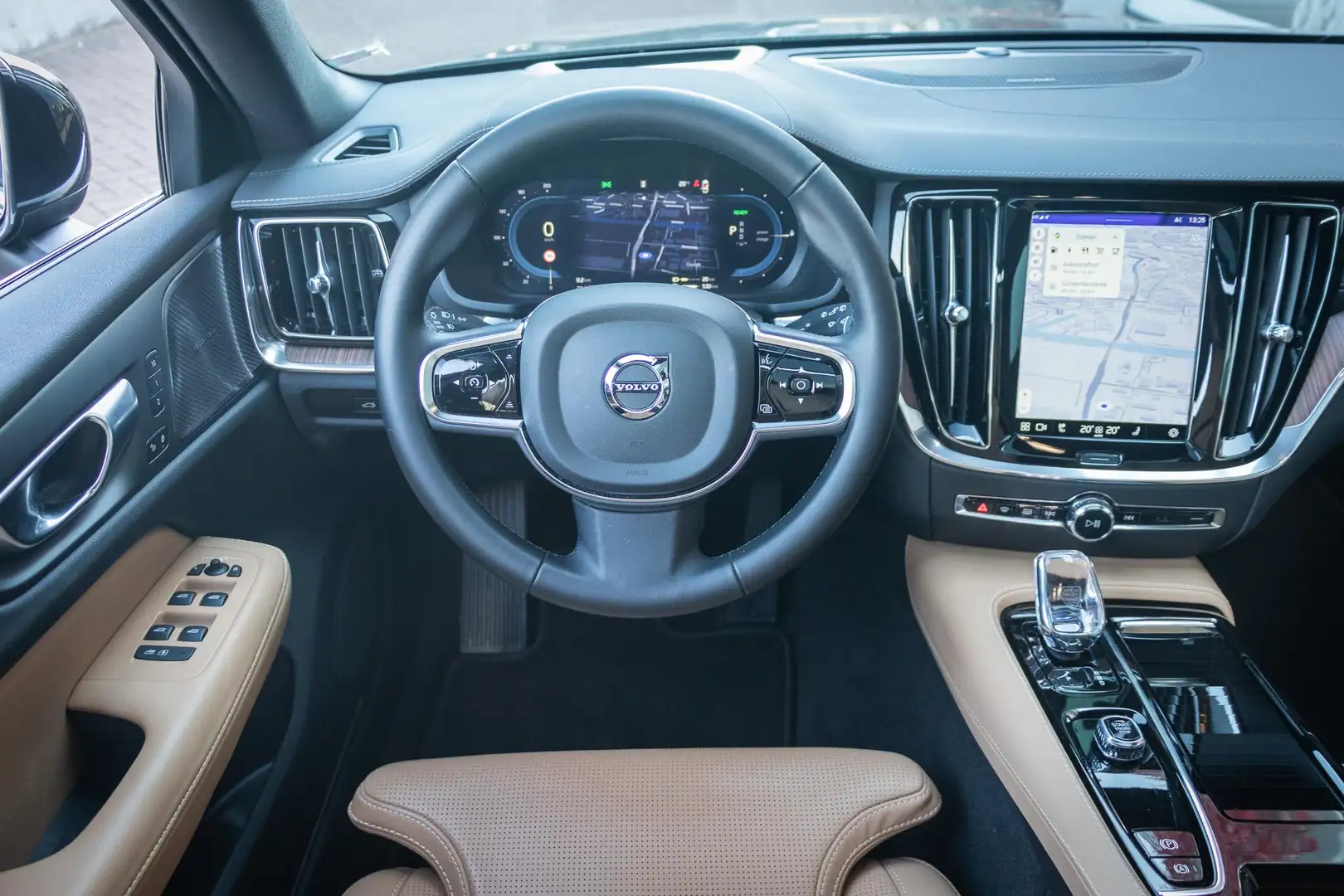 Volvo V60 T6 Plug-in hybrid AWD Ultimate Bright | Adaptieve Grau - 2