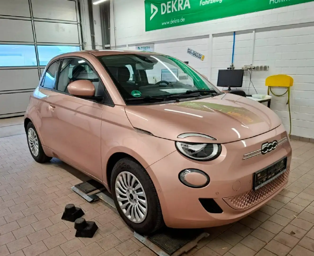 Fiat 500e 3+1 42 kWh 320 Km Reichweite  Navi - Klima Gold - 1
