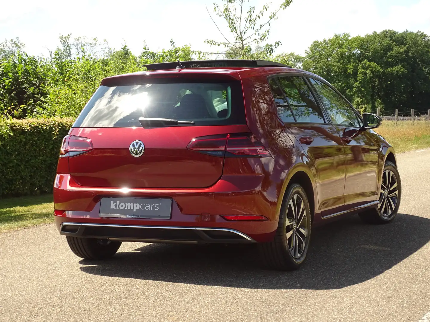 Volkswagen Golf 1.5 TSI ACT IQ-Drive | Schuifdak | Nav | Trekhk | Rood - 2
