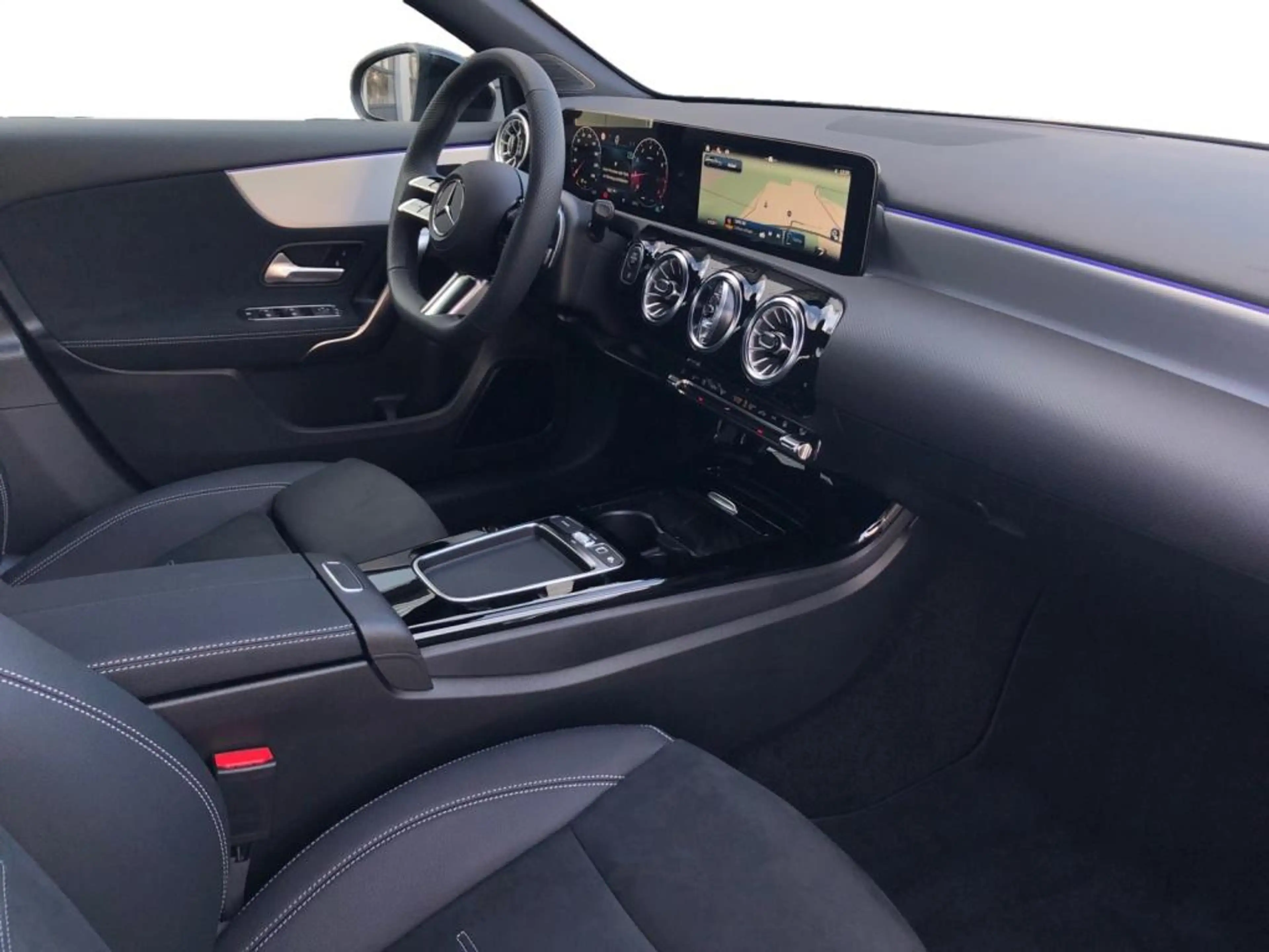 Mercedes-Benz A 200 Limousine AMG+ILS+MBUX+Night+AHK+Stdhz+Cam — photo 4