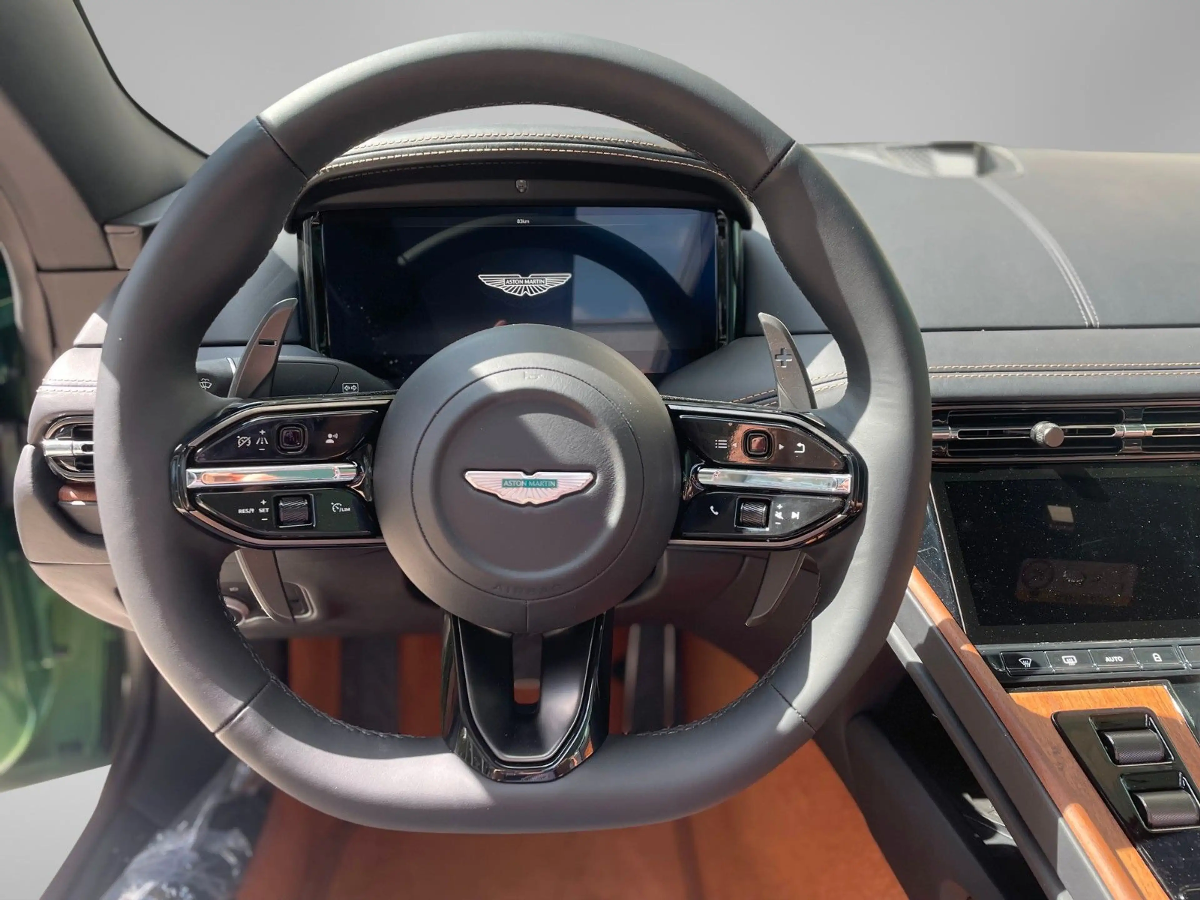 Aston Martin DB12 4.0 V8 Volante — photo 9