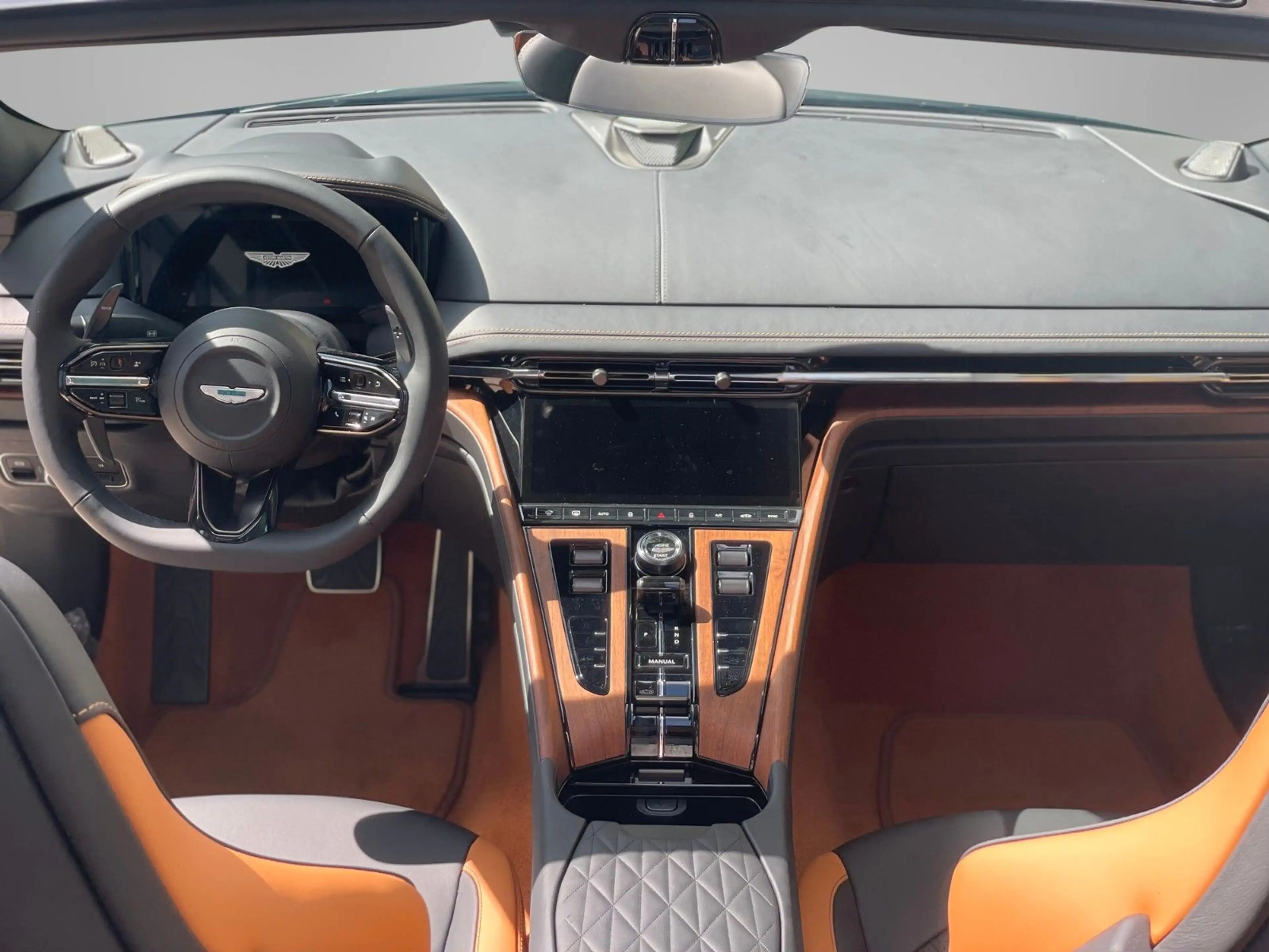 Aston Martin DB12 4.0 V8 Volante — photo 10