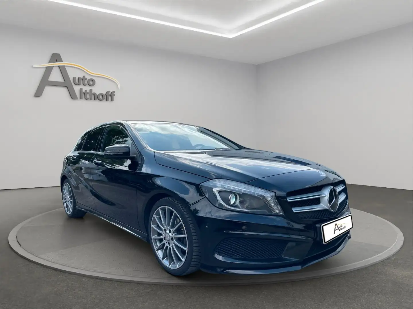 Mercedes-Benz A 200 AMG Line BlueEffi. SHZ NAV PDC BI-XEN KLIM Zwart - 1