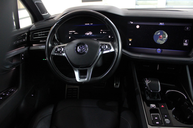 Volkswagen Touareg R-Line 4Motion Innovision Cockpit — photo 14
