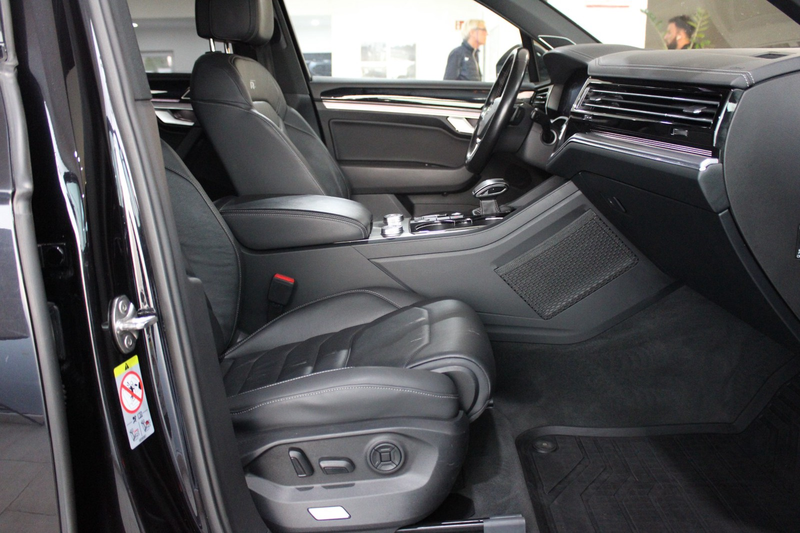 Volkswagen Touareg R-Line 4Motion Innovision Cockpit — photo 12