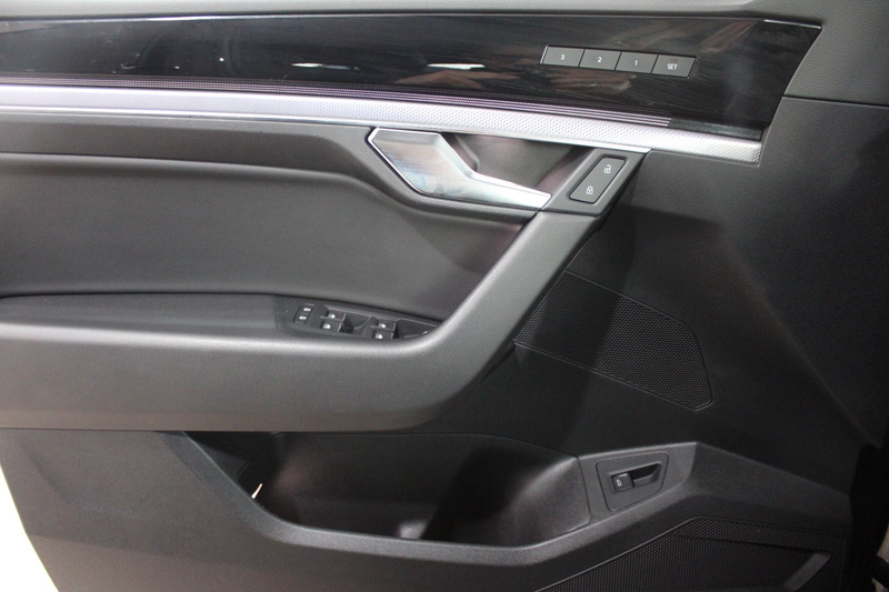 Volkswagen Touareg R-Line 4Motion Innovision Cockpit — photo 15