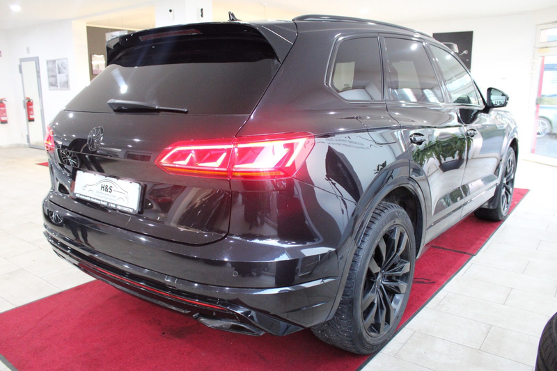 Volkswagen Touareg R-Line 4Motion Innovision Cockpit — photo 8