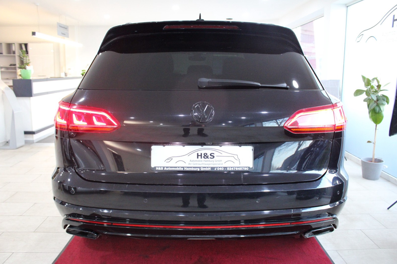 Volkswagen Touareg R-Line 4Motion Innovision Cockpit — photo 3