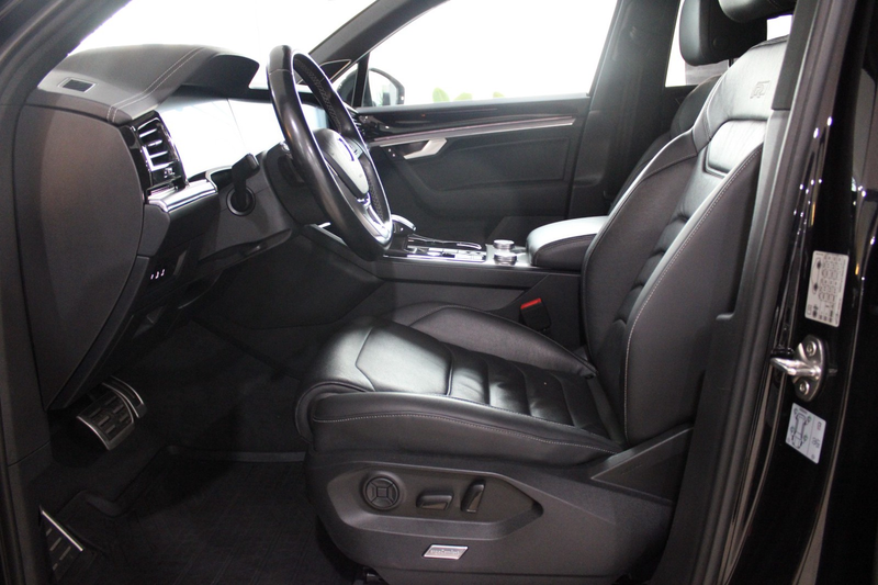 Volkswagen Touareg R-Line 4Motion Innovision Cockpit — photo 11