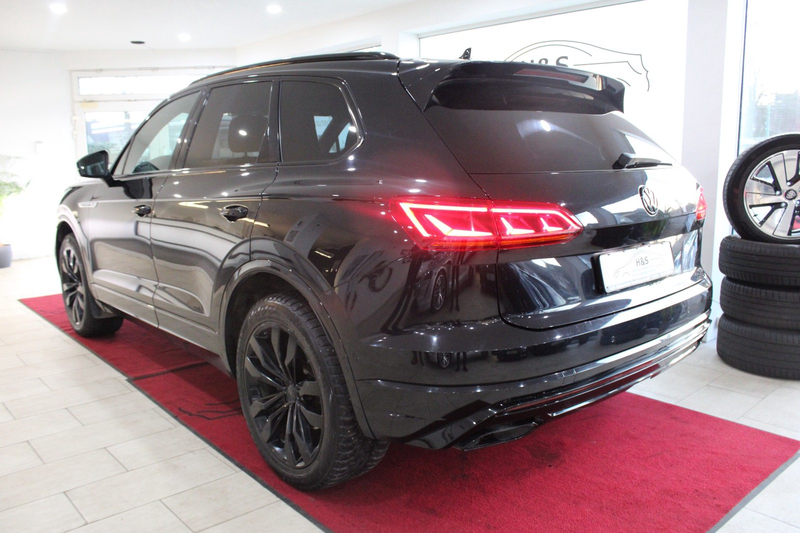 Volkswagen Touareg R-Line 4Motion Innovision Cockpit — photo 2