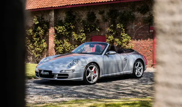 Porsche 911 view 5