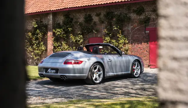 Porsche 911 view 4