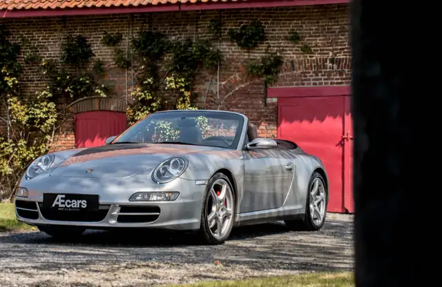 Porsche 911 view 6