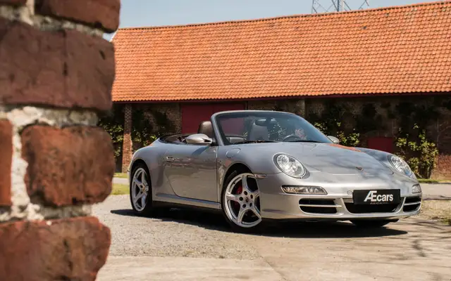Porsche 911 view 8