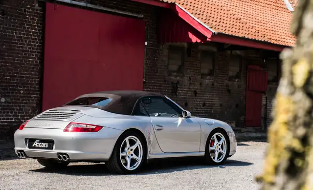 Porsche 911 view 7