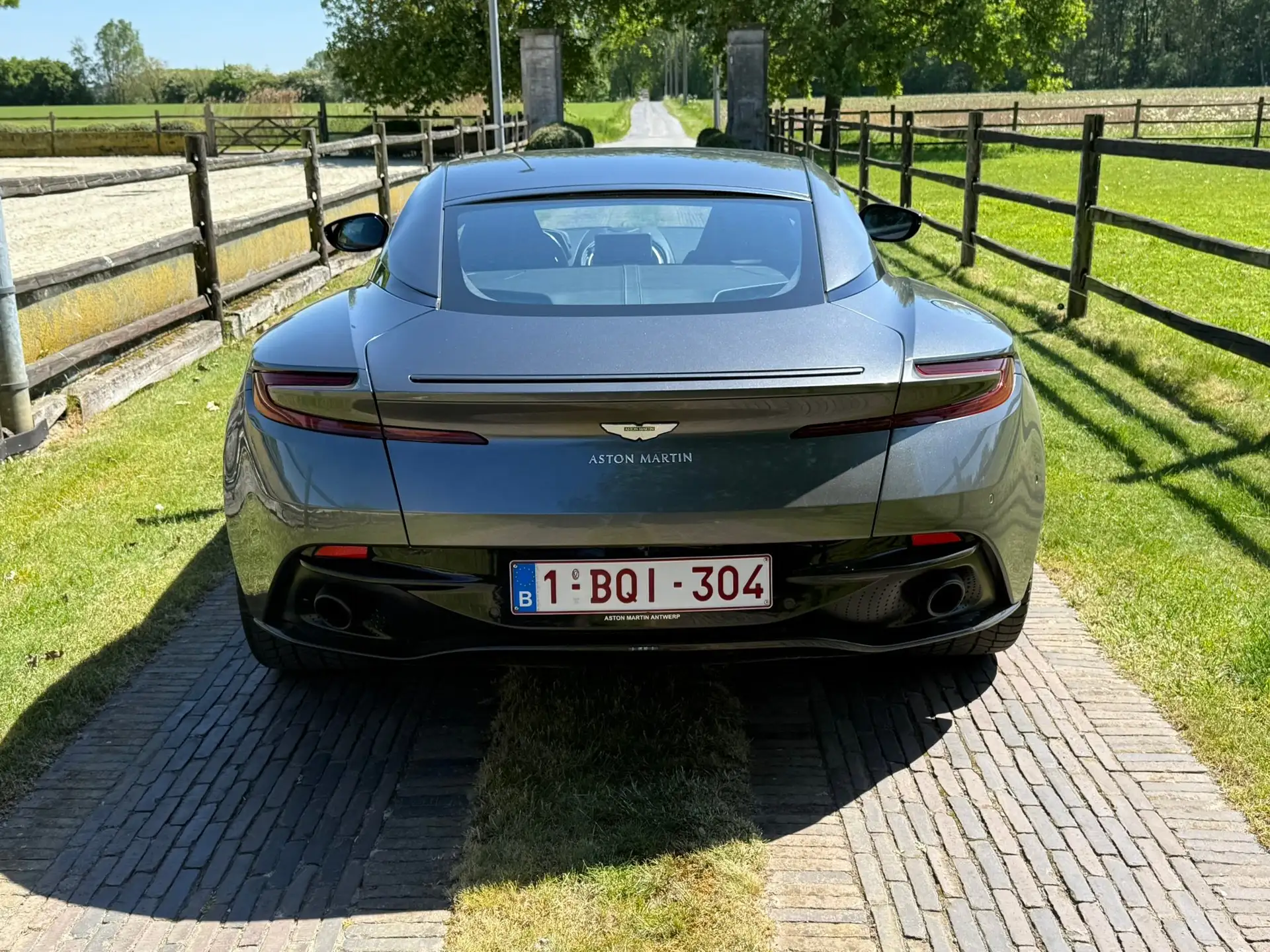 애스턴마틴 DB11 V8 2019 회색 사진 3