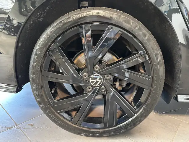 Volkswagen Golf view 3