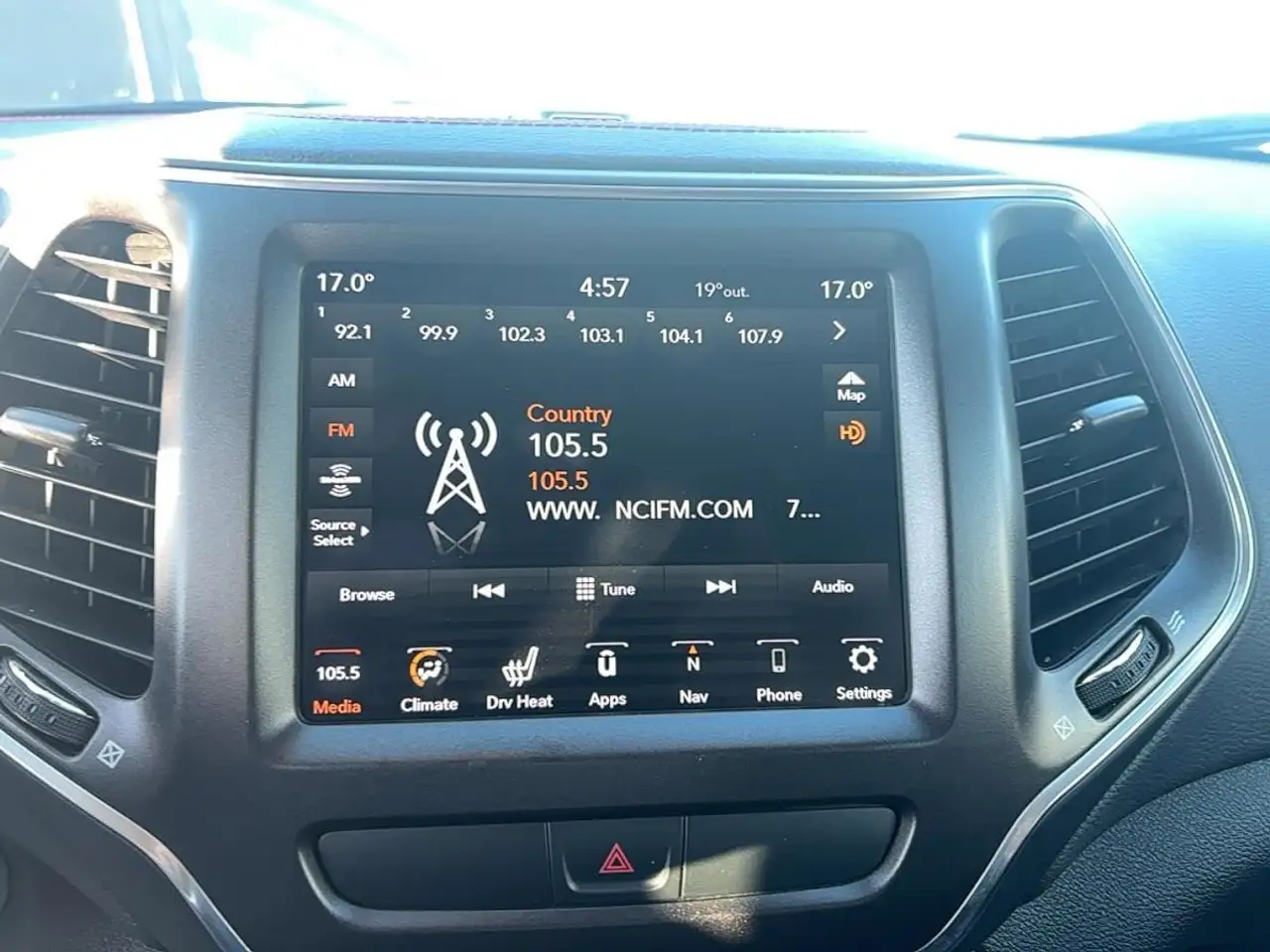 Jeep Cherokee снимка Jeep Cherokee
