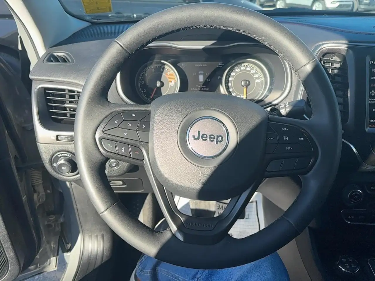 Jeep Cherokee снимка Jeep Cherokee