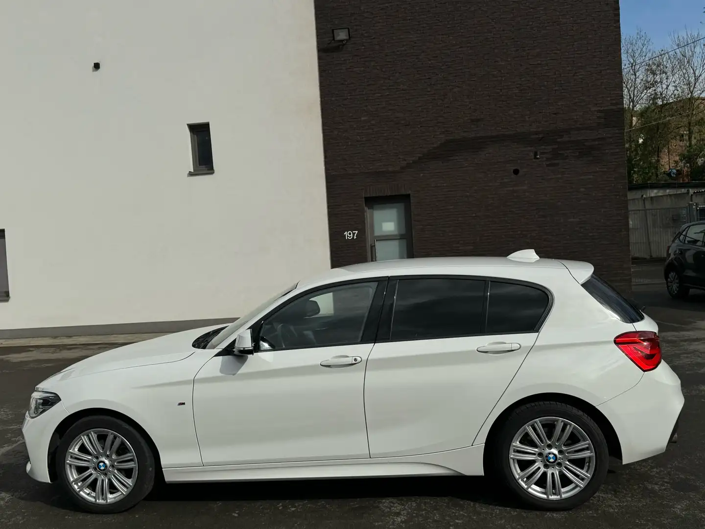 BMW 116 BMW 116i//PACK M/COMPLET/XENON//SEMI CUIR//NAV// Wit - 2