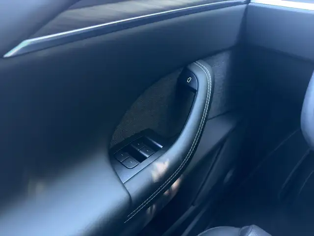 Tesla Model X Dual Ansicht 13