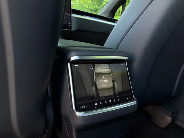 Tesla Model X Dual Ansicht 15