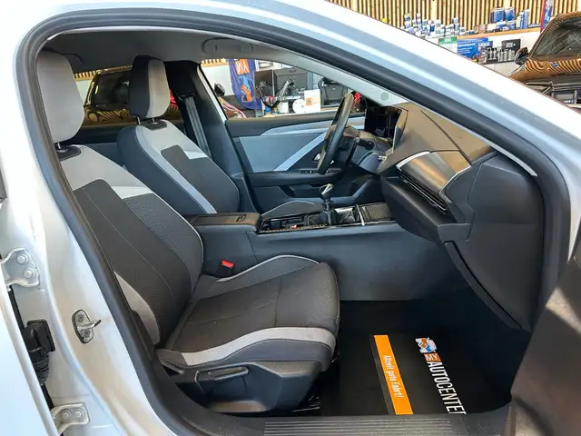 Opel Astra view 8