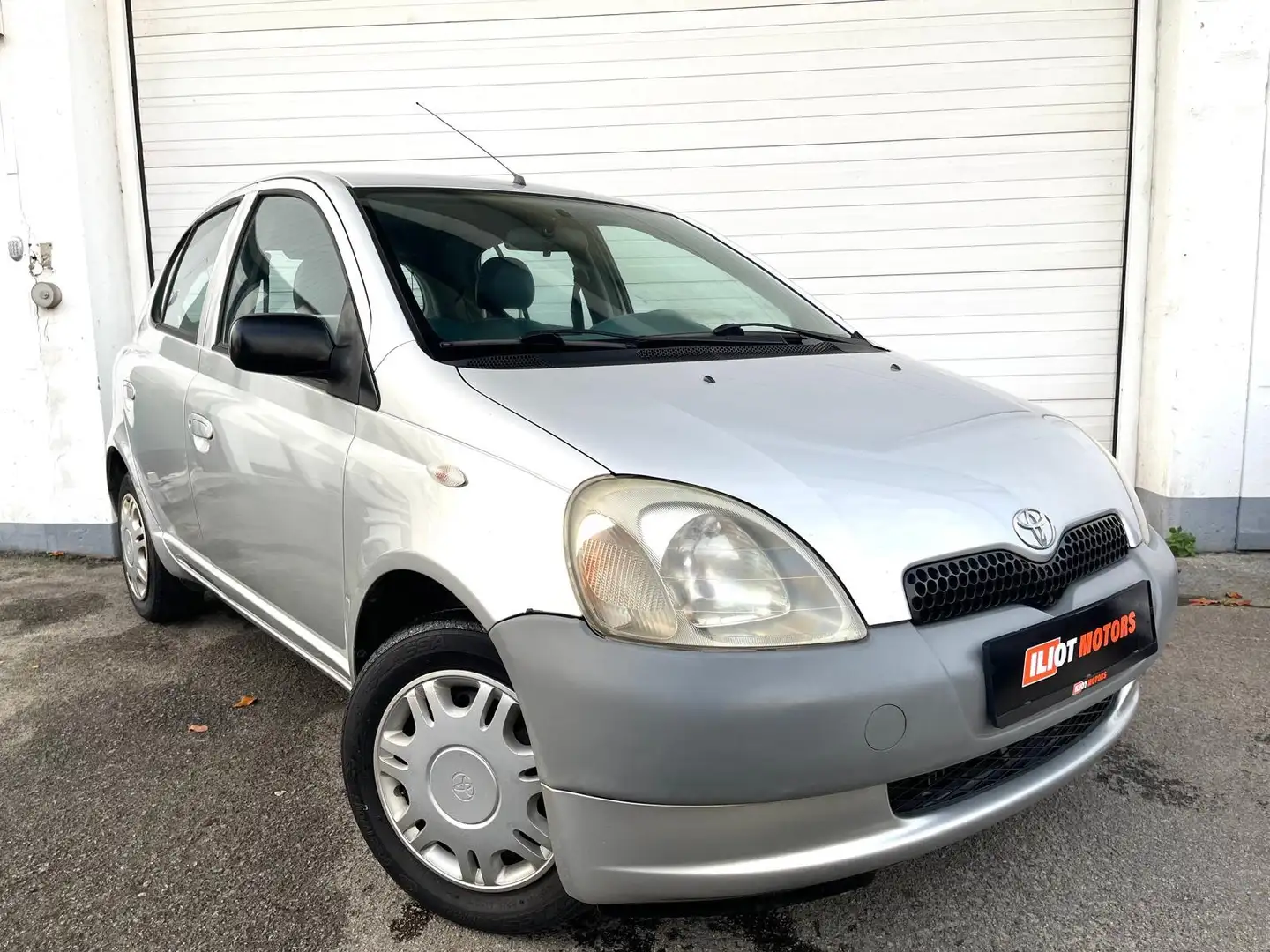 Toyota Yaris BENZINE*5DEUREN*144.000KM Ezüst - 2