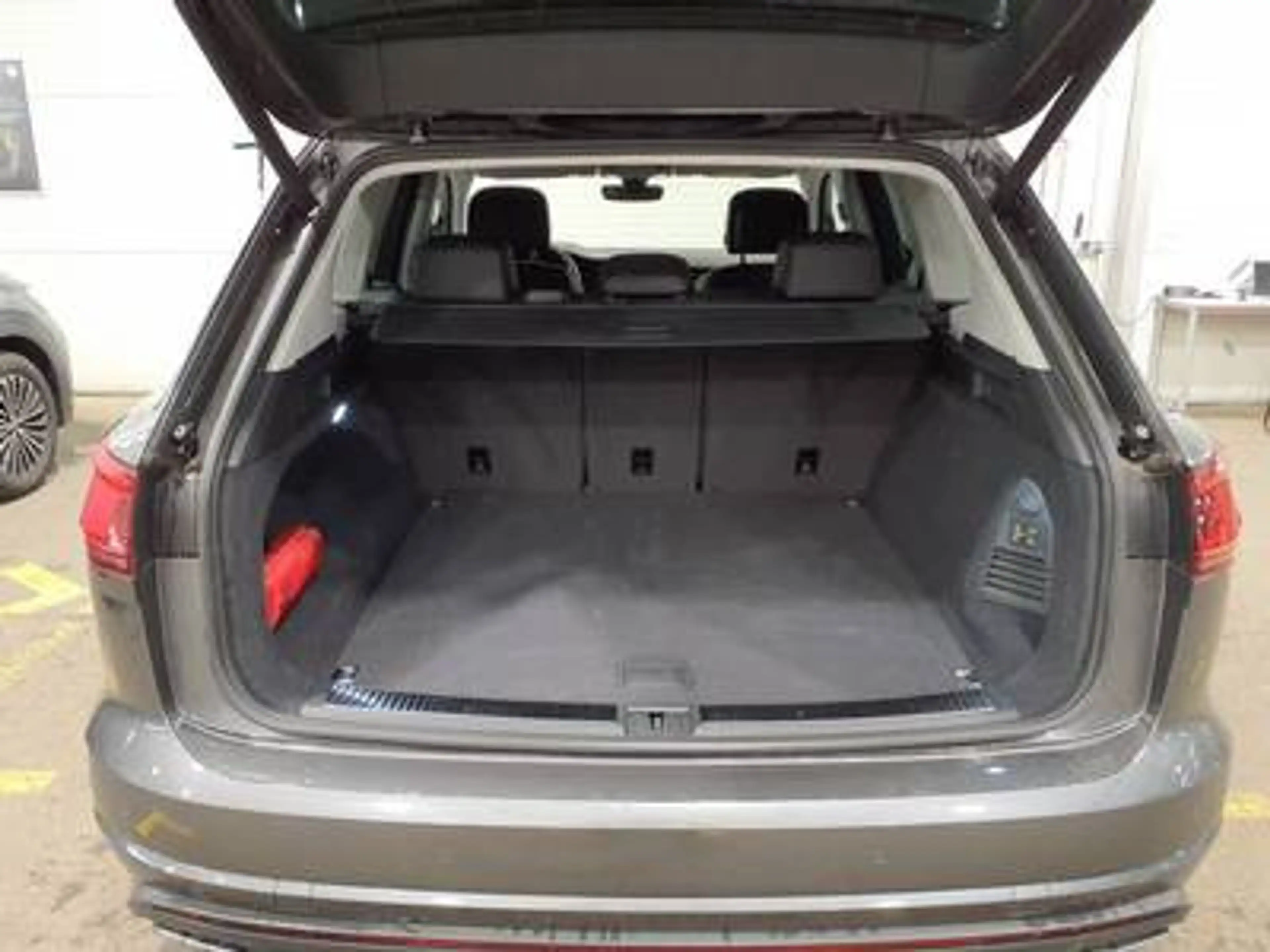 Volkswagen Touareg Elegance 3.0TDI +AHK+LUFT+HD-MATRIX+ACC+ — photo 4