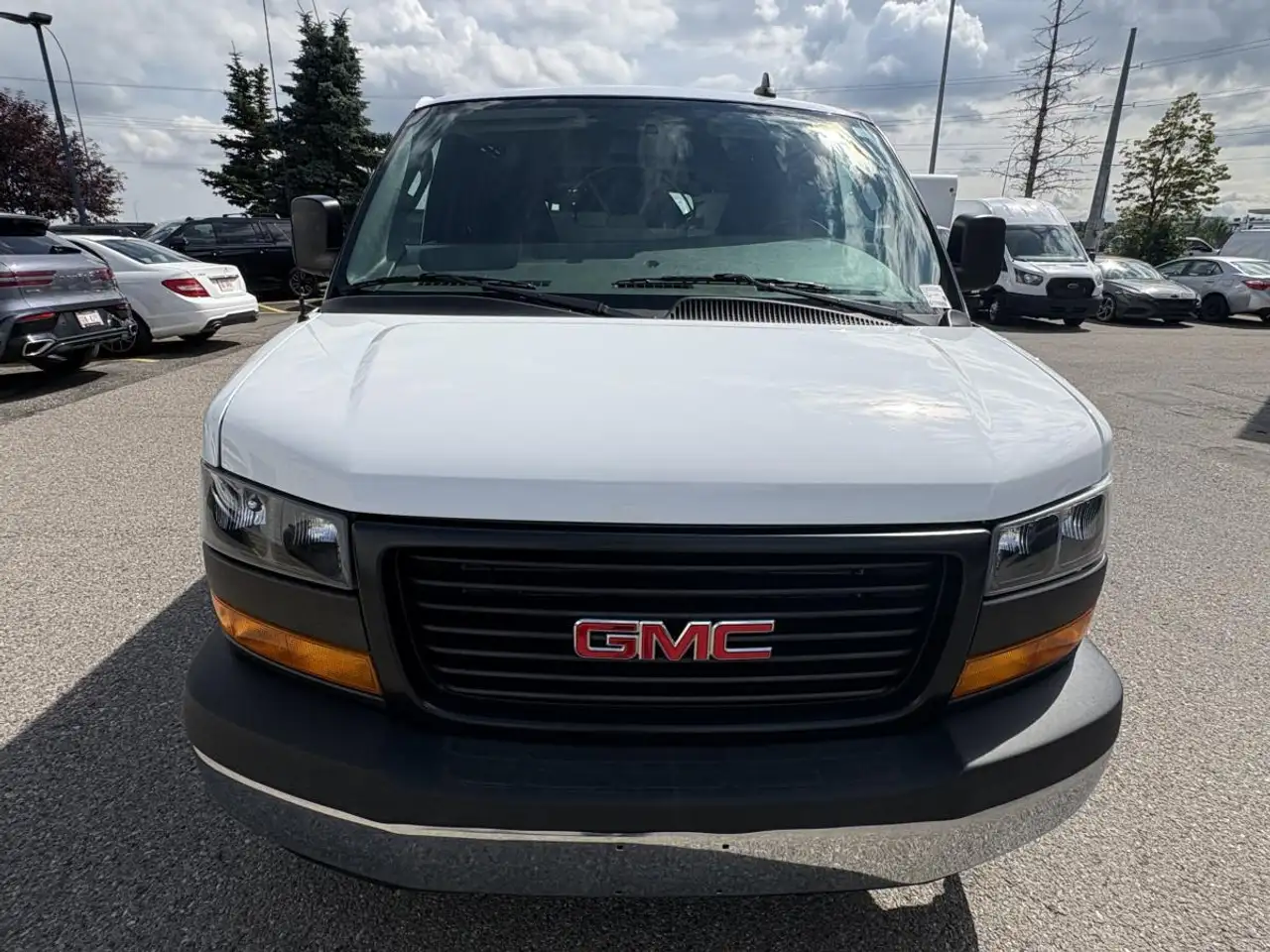 GMC Savana снимка GMC Savana