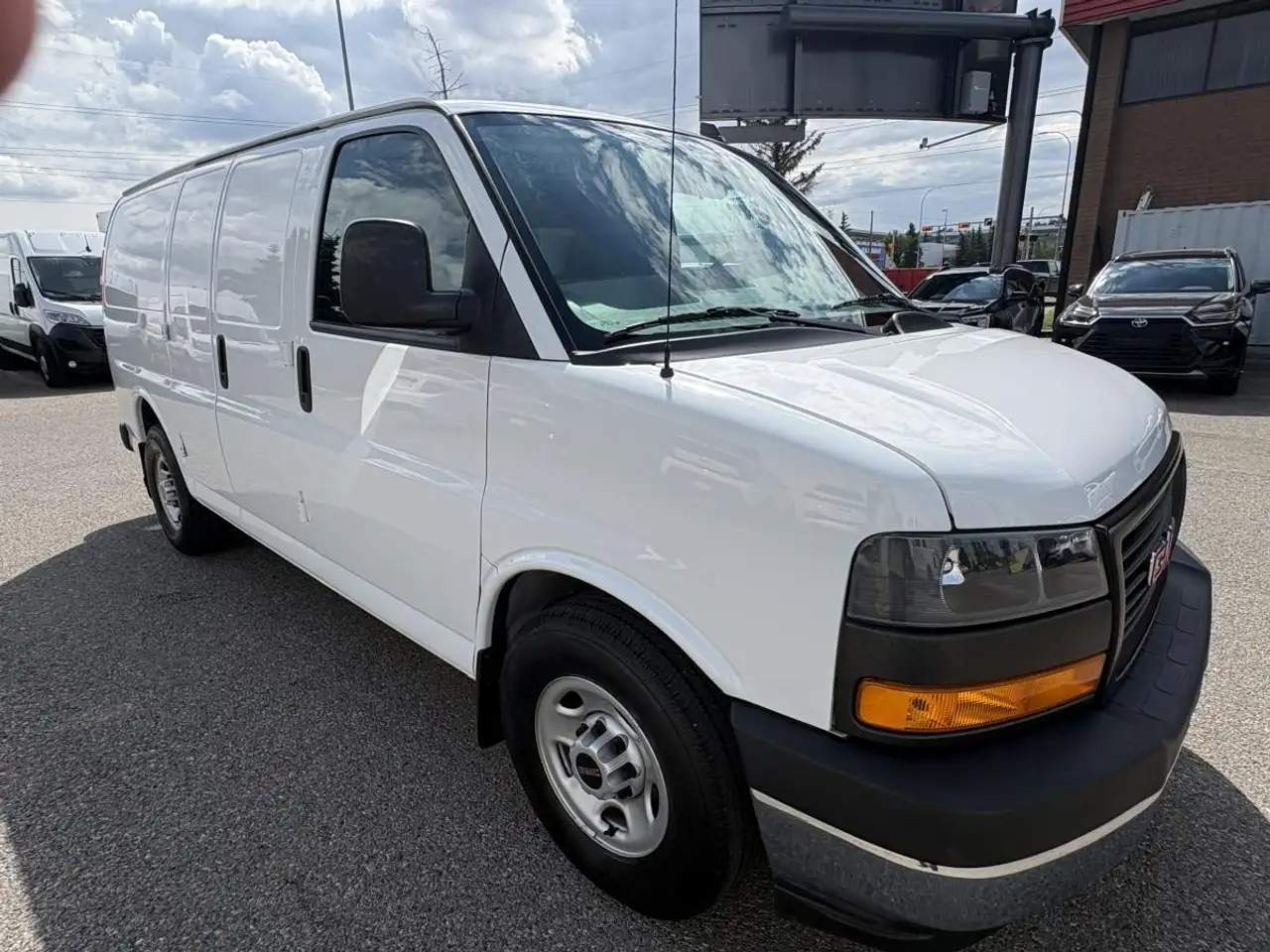GMC Savana снимка GMC Savana