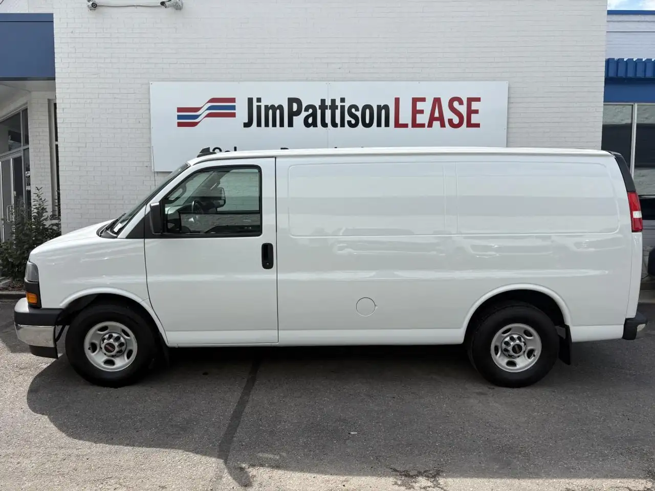 GMC Savana снимка GMC Savana