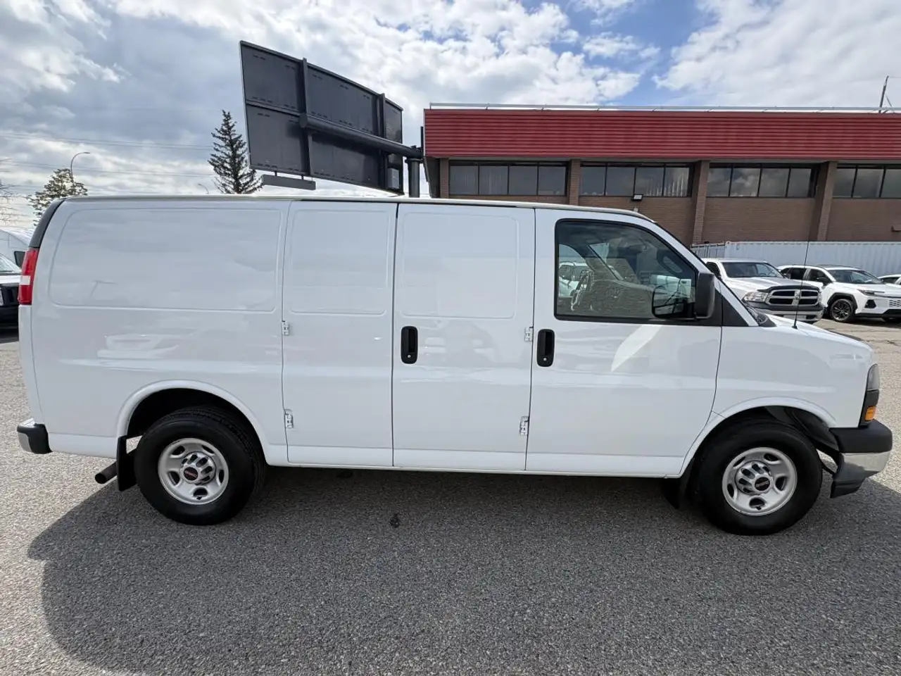 GMC Savana снимка GMC Savana