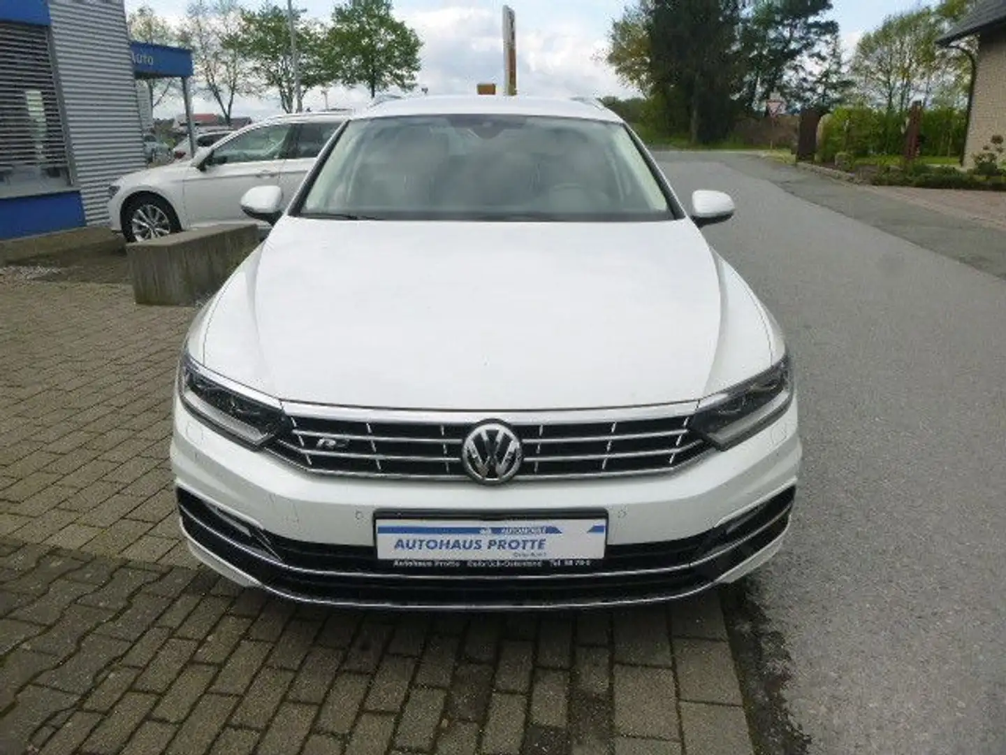 Volkswagen Passat Variant Passat V.2.0TDI Highline R-Line Paket 19"AHK LED Weiß - 2