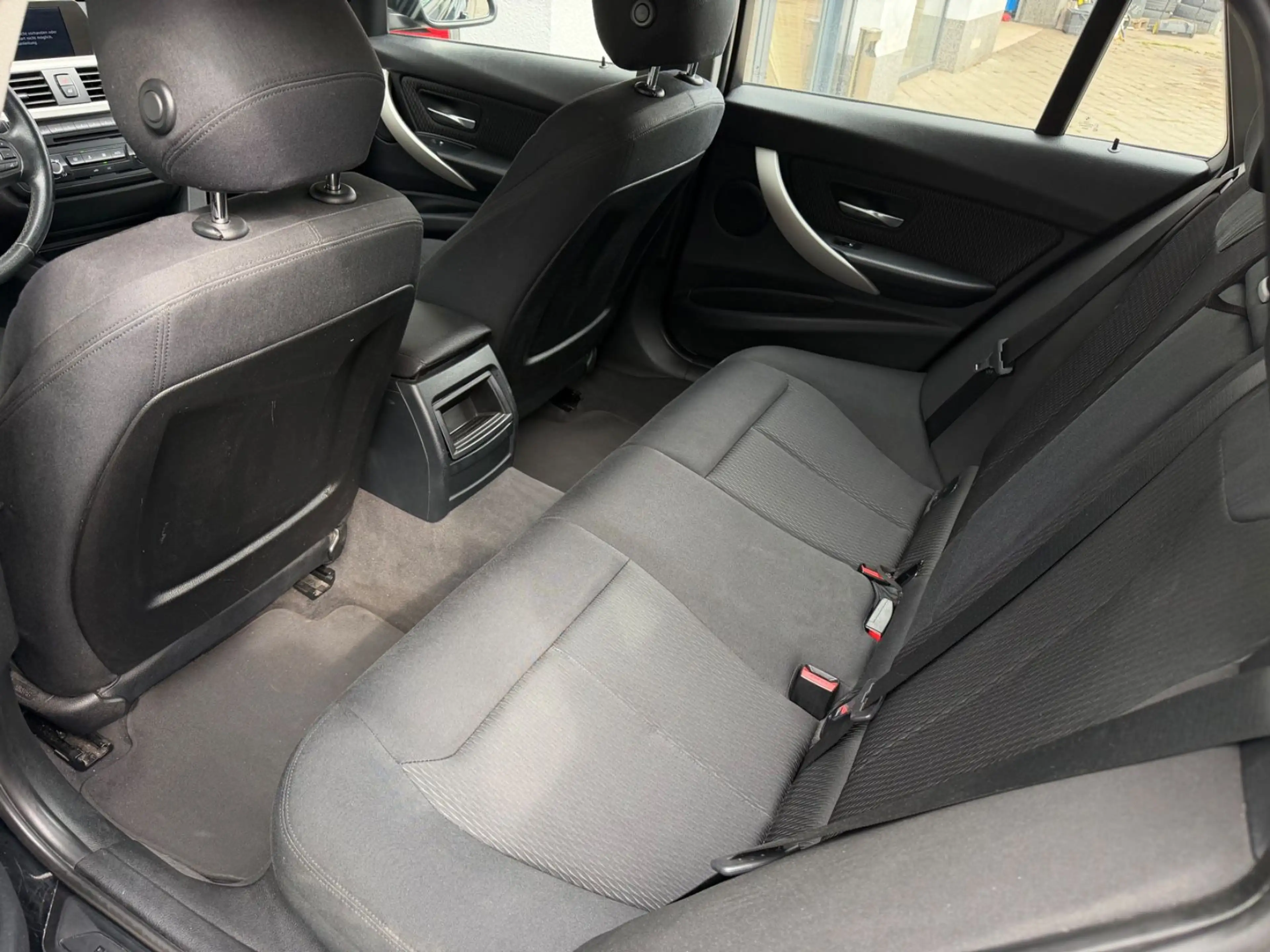 BMW 320 d Touring F31 — photo 12